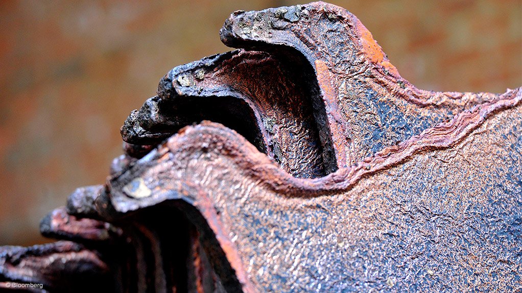COPPER CATHODE SHEETS
Buoyant refined output and weaker demand growth in the concentrates market has led to a clear oversupply in the downstream cathode market
