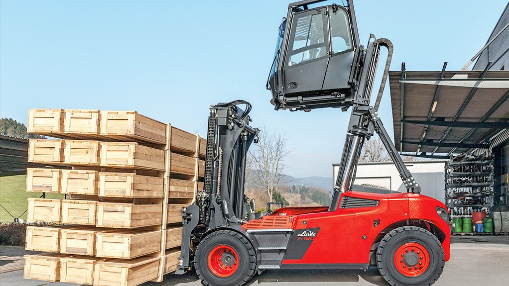 ERGONOMIC DESIGN
The new elevating cabin is available for heavy forklift trucks with load capacities from 10 t to 18 t and can be raised to a maximum height of 5.5 m 
