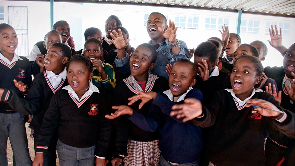 Loyiso Bala inspires Arts Academy kids in Diepsloot