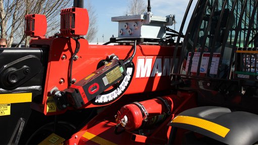 PROXIMITY CONTROL
The Strata PDS and collision-avoidance system HazardAvert uses an electromagnetic field to slow down or stop moving machinery near miners