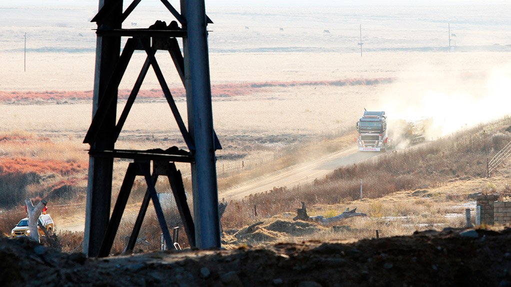 ONSITE DELIVERY Delivery of Eickhoff’s CM2H-30 continuous miner to Total Coal’s Forzando mine in Mpumalanga, in July 2015 