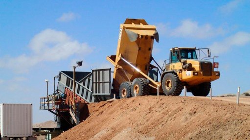 OFFLOADING
The material feeders can receive materials directly from 40 t dump trucks and have a buffer holding capacity of up to 66.2 t of material
