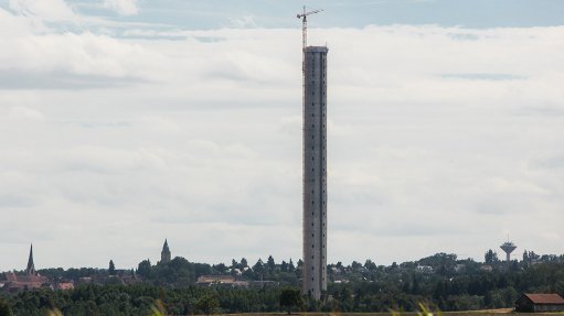 RICHTFEST TESTTURM
The tower, which will be clad once completed to fit in with the town’s spires, will function as a technology testing facility for ThyssenKrupp and the surrounding universities