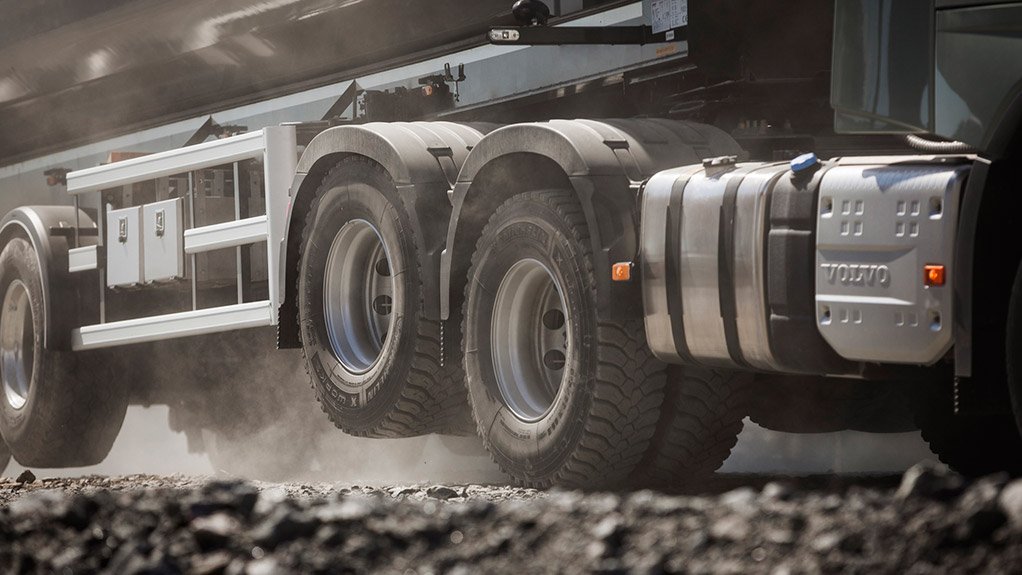 NEW FUNCTION
Volvo Trucks’ tyres can now be lifted 140 mm off the road surface when the second driven axle is disengaged
