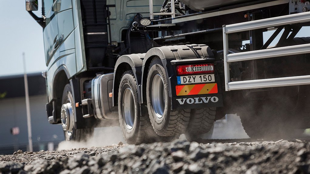 NEW FUNCTION
Volvo Trucks’ tyres can now be lifted 140 mm off the road surface when the second driven axle is disengaged

