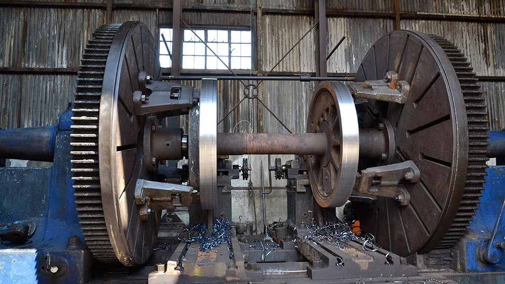 LATHE HOUSE
An old dilapidated wheel turning lathe at Reefsteamers Germiston depot has been returned to working order
