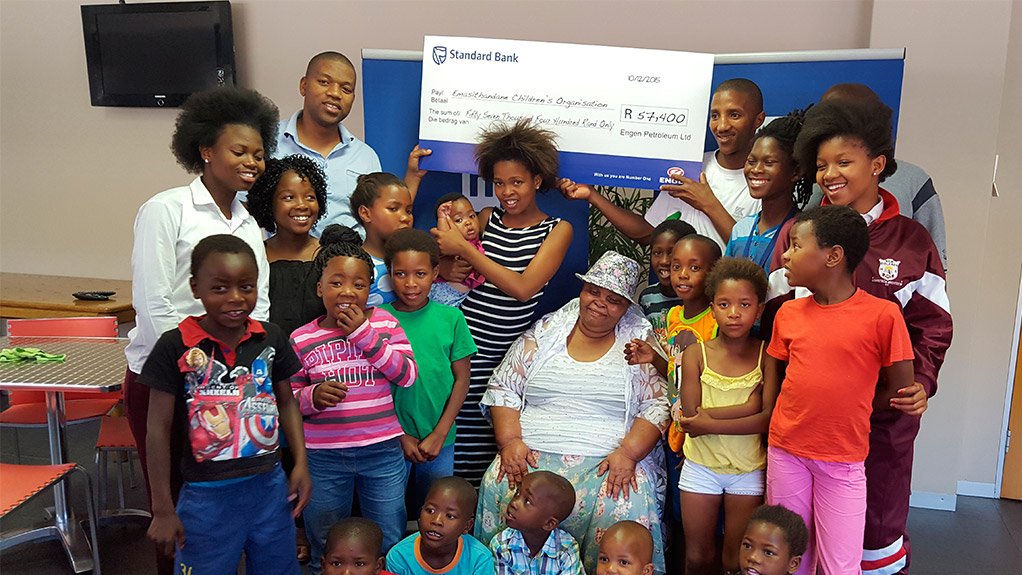 Ma Zelphina Maposela and children from Emasithandane Children's Organisation
