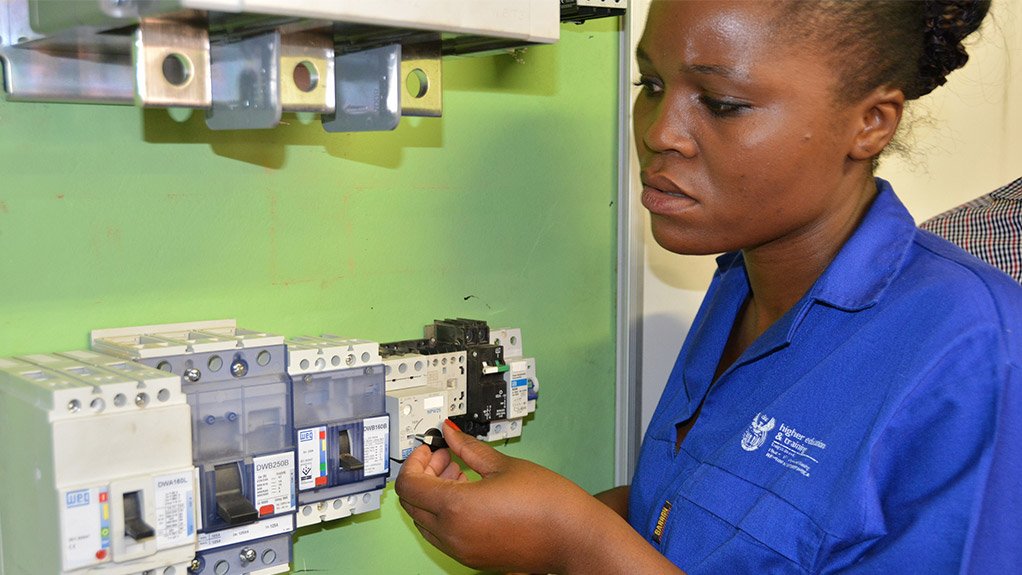 ELECTRICAL TRAINING
Level 3 electrical infrastructure learner at Tshwane North TVET College demonstrates the WEG MPW 25 motor protective circuit breaker
