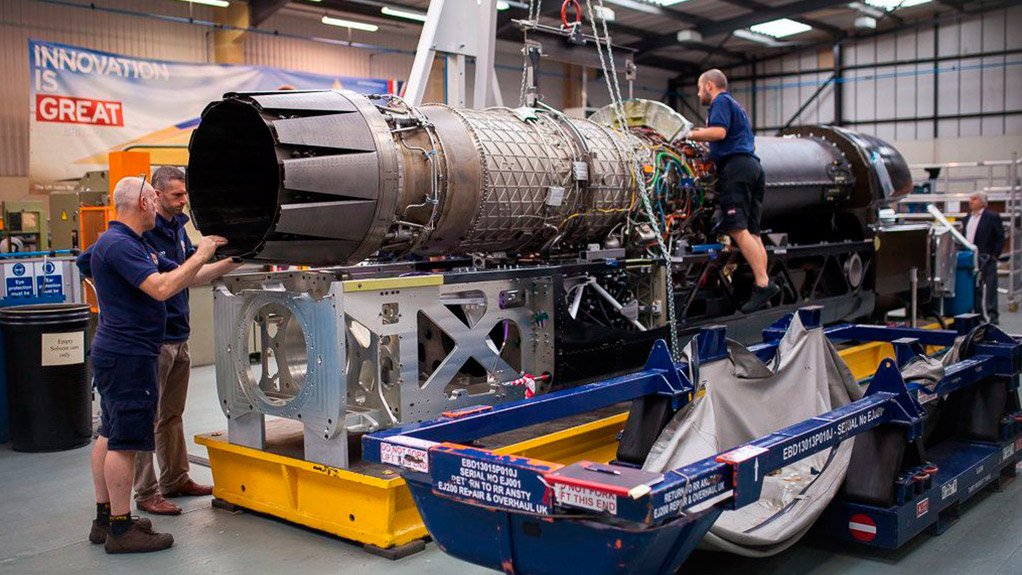 THREE POWER SOURCES
The engine from a Eurofighter Typhoon fighter plane will bring the Bloodhound from standstill to 563 km/h before the H2 O2 rockets are powered