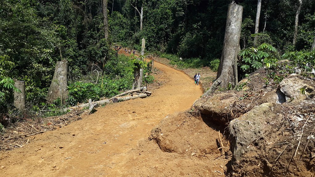 ACCESS ROAD CONSTRUCTION Alphamin is constructing a 30-km-long road to link Bisie to the main transport roads to provide improved access to and from the site 