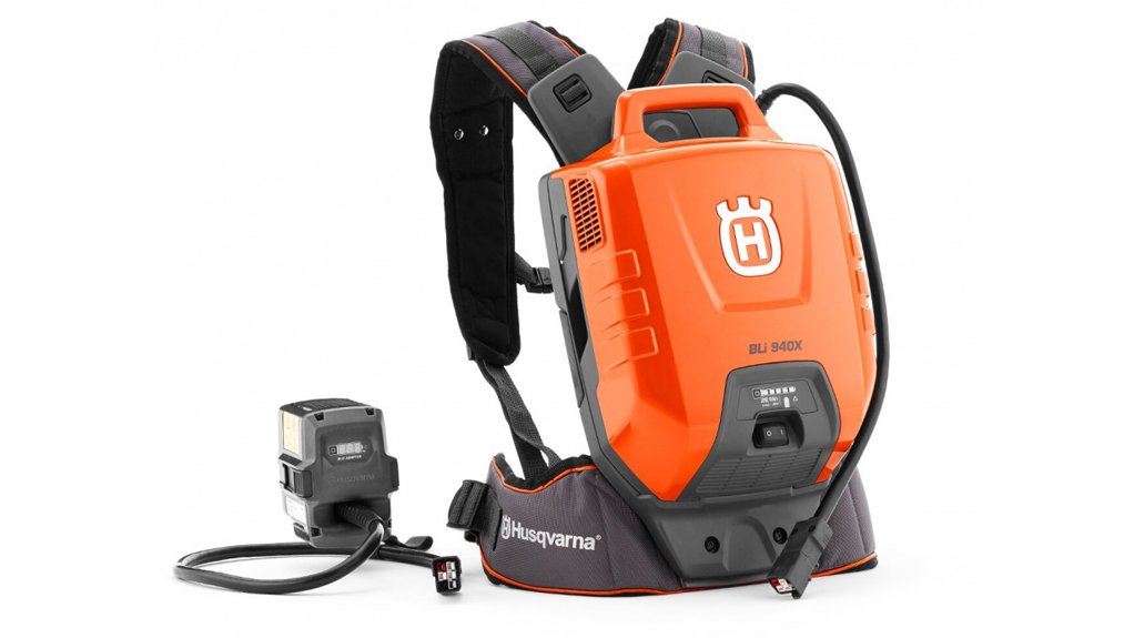 POWER ON TAP The BLi940X battery backpack supplies Husqvarna’s battery range of tools with up to ten hours of run time 