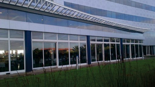 Climate-smart entrance solutions from ASSA ABLOY Entrance Systems keeps the Cape Doctor at bay