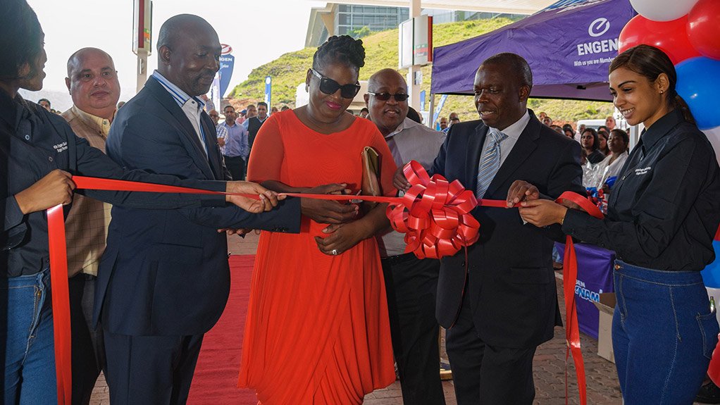 Cutting the Ribbon: Riverhorse Valley dealers Phumi and Senzo Mfeka with Joe Mahlo General Manager: Engen Sales & Marketing.