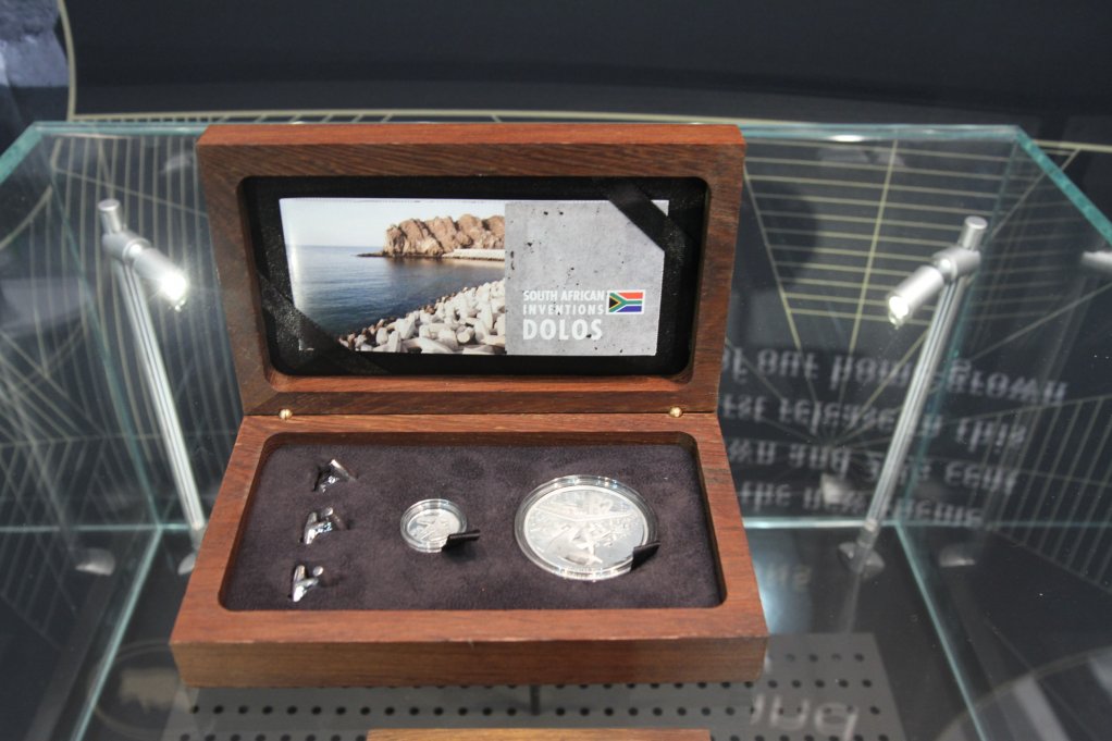 New collectable coin features South Africa’s  harbour-wall innovation 