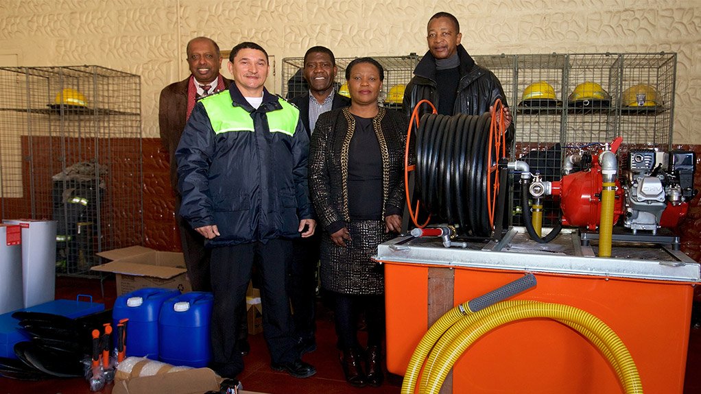 Santam hands over fire-fighting equipment to Makana local municipality in Grahamstown