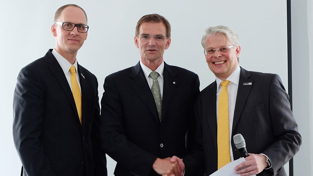 Dr. Andreas Jäger (center) hands over the reins to the new management team: Joachim Salewski (left) and Thomas Ottawa (right) are assuming joint responsibility for “Parker Hannifin Auto-Tech Composites GmbH” as general managers. Salewski has been serving “Jäger Automobil Technik” in this role since 2009.