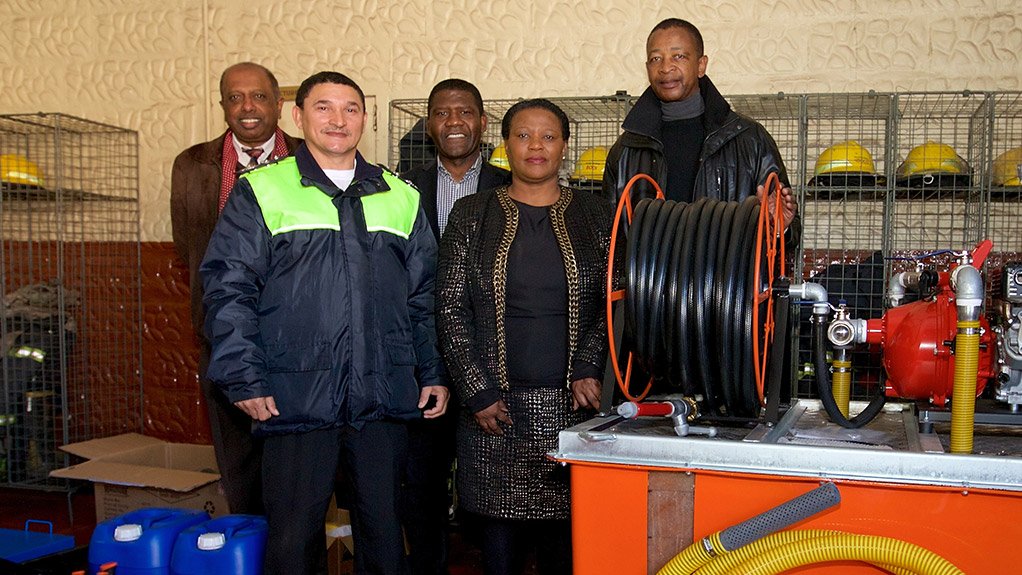 Santam hands over fire-fighting equipment to Makana local municipality in Grahamstown