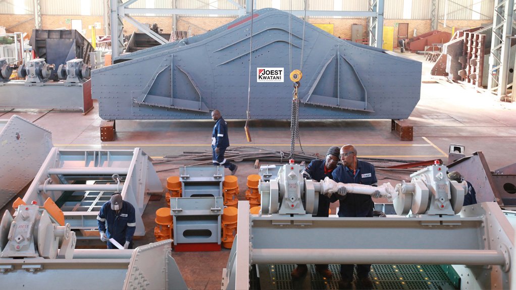 Joest Kwatani screens in the manufacturing facility