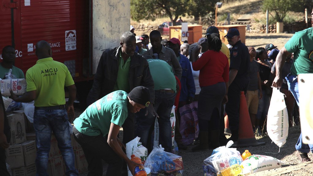PROVIDING FOOD AID On July 10, AMCU delivered more than 500 food parcels to the Barbrooks mine to assist members that have not received salaries since April 