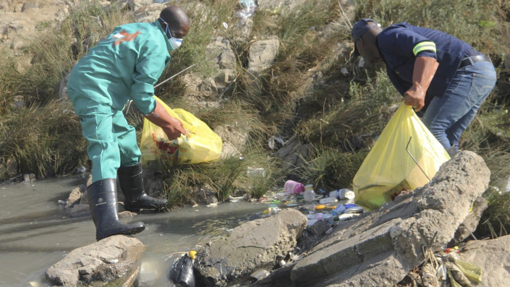 CLEANING INITIATIVE
Teams cleaned sections of the Jukskei river bank and removed solid waste from the rivers
