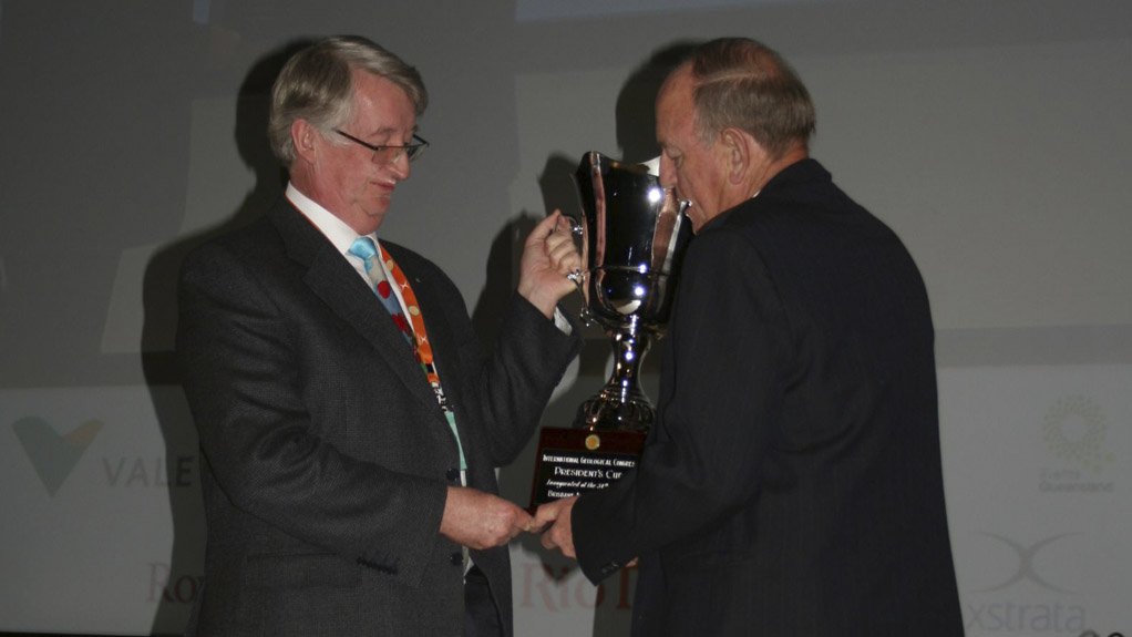 PASSING THE TORCH The Thirty-fourth IGC president Neil Williams symbolically handing over the IGC to current copresident Professor Richard Viljoen 