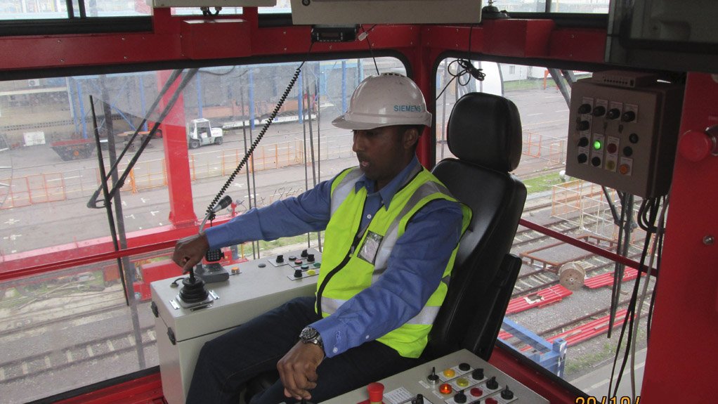 SIMOCRANE SOLUTION The management system resides in the crane’s cabin and provides the driver with information pertaining to the crane’s status and its fault diagnostic tools.