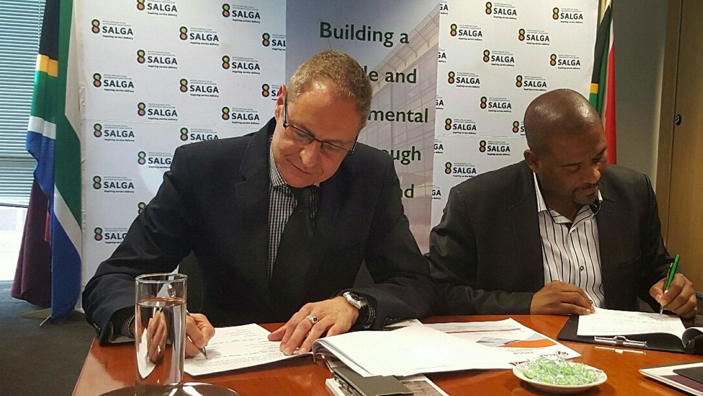 IN LINE COOPERATION
National School of Government principal professor Richard Levin and South African Local Government Association CEO Xolile George sign the memorandum of understanding
