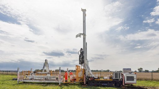 INNOVATIVE SOLUTIONS ON SHOW The combination of the LF160 drill rig and Freedom Loader is one of the industry’s first 100% hands-free rod-handling solutions