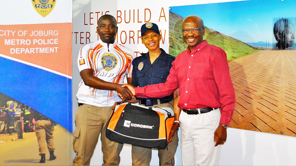 Corobrik proudly supports Johannesburg Municipality Police Department’s cycle team in an annual metro cycling competition by donating 20 cycle shirts and 20 Corobrik bags
