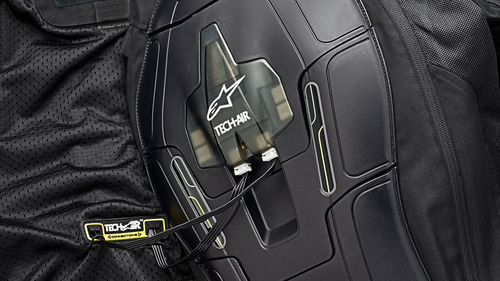 The airbag system consists of a textile riding jacket, interconnected with an airbag vest
