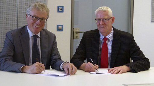 ADDRESSING THE GAP
Festo Europe region senior VP Gian Paolo Arosio and Electrocomponents head of category A&C Kevin Shield have signed an agreement to will expand the pneumatics products range supplied by RS Components 