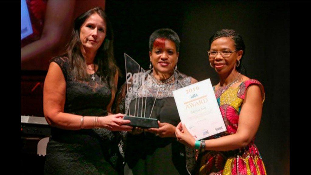 Western Cape librarian wins Sabinet-sponsored award. 