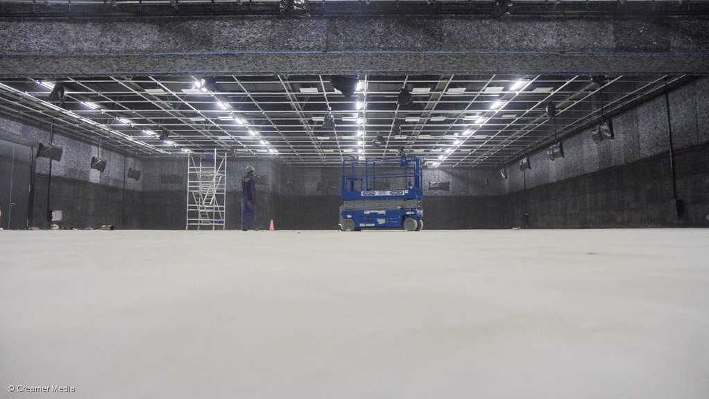OPENING THE FLOOR The five and six studios at Sky Rink Studios are separated by sound-proof partitioning, which can be removed to create a 1 088 m2 studio