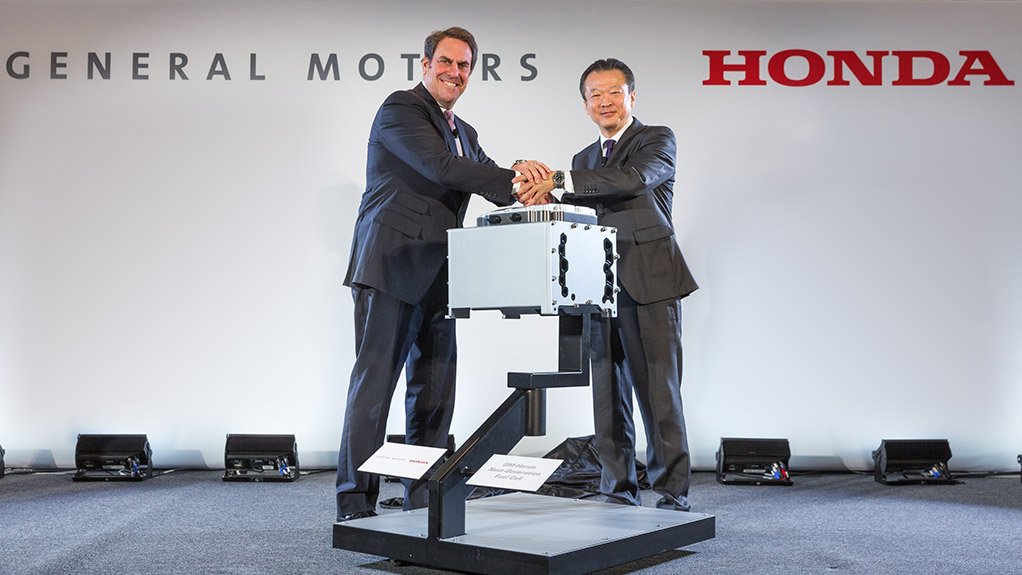 JOINING HANDS
Honda’s Toshiaki Mikoshiba and GM’s Mark Reuss showcase their jointly developed next generation fuel cell stack system
