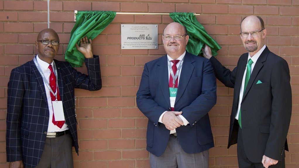 NEW SCHOOL HALL
A new school hall is unveiled at the Bophelong Primary School as part of Air Products’ investment in the Vanderbijlpark community
