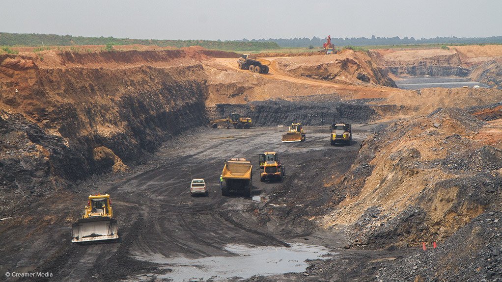 HAKHANO COLLIERY, MIDDELBURG Canyon Mining Services undertakes all the mining at Hakhano, Phalanndwa and Singani collieries using traditional truck-and-shovel mining methods