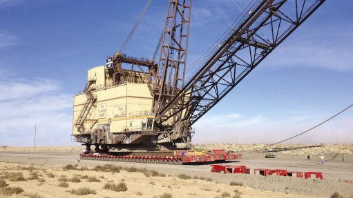 FULLY ASSEMBLED
Mammoet uses a jacking system to lift the dragline and place it on a specialised transport system to move it to its new location