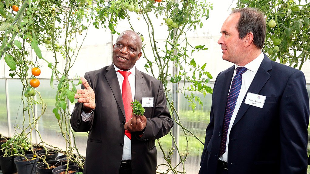 Agriculture, Forestry and Fisheries Minister Senzeni Zokwana and Faculty of Engineering Dean Prof LJ Grobler at the SUNfarming Food & Energy project