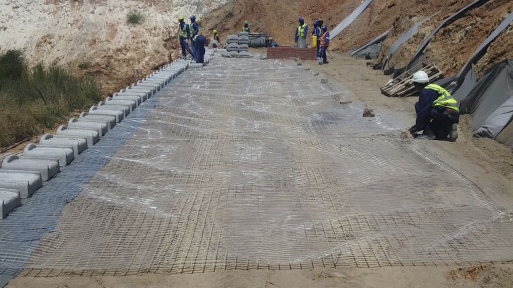 STRUCTURAL REINFORCEMENT
About 46 550 m² of Fibertex’s Secugrid 80/20 R6 uni-axial geogrid was installed to provide reinforcement for the peripheral precast segmental block retaining wall system at the electrical substation 
