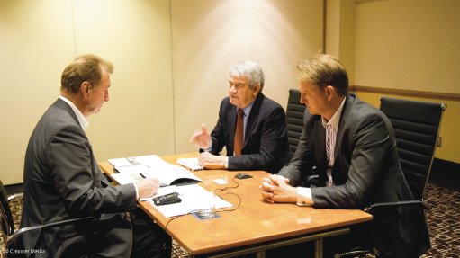 Pallinghurst chairperson Brian Gilbertson (centre), Pallinghurst CEO Arne Frandsen (right) in an earlier discussion with Martin Creamer on the new platinum technology.