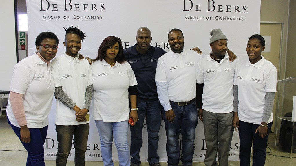 PROVIDING A HELPING HAND
De Beers supply development lead Lesiba Lamola with some of the incubatees of the Incubation Support Programme
