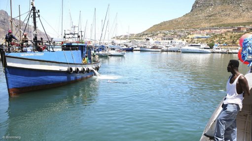 HARBOURING PROBLEMS
Neglected and mismanaged harbours have a negative impact on the workers and communities who depend on the harbours for their livelihood
