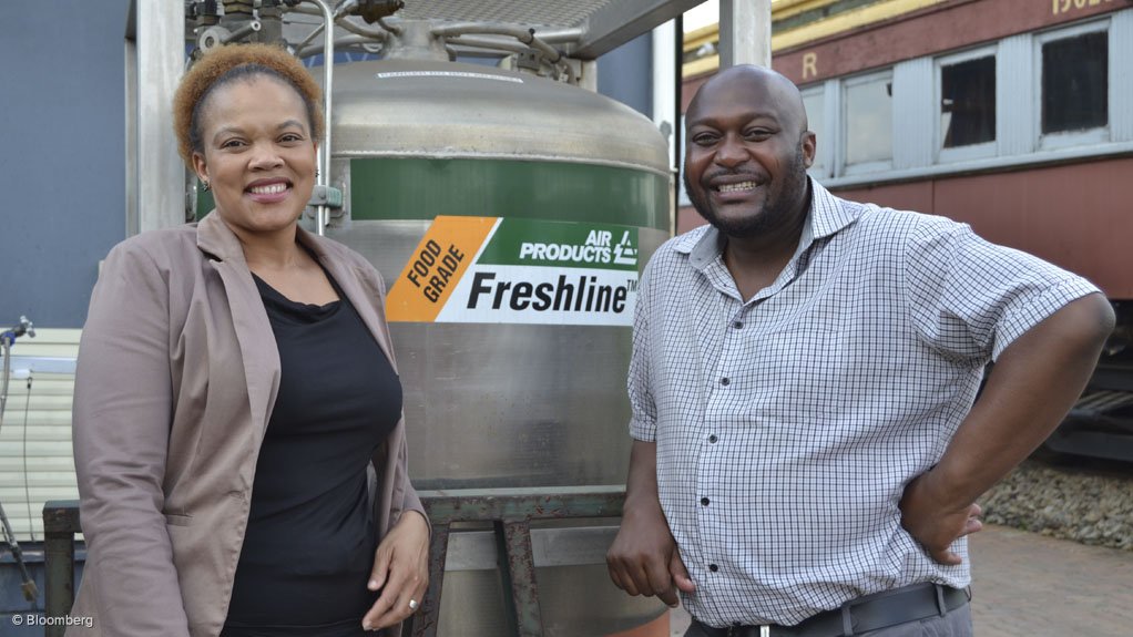 NELISIWE DLAMINI AND NDUMISO MADLALA
Air Products food grade Freshline gas products have ensure microbreweries such as Ubuntu Kraal Brewery are able to deliver a quality craft beer
