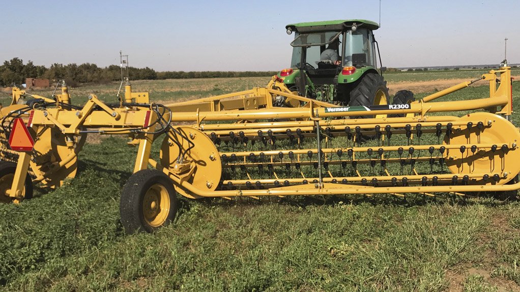BETTER FEED
The Vermeer R2300 basket rake ensures a cleaner forage, increasing the production value of dairy and beef cattle
