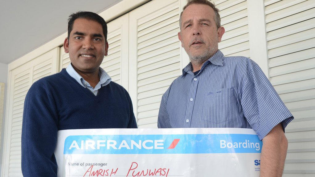 A WINNING FORMULA
Sassda Western Cape manager Michel Bassson hands Amrish Punwasi his prize for having proven the success of Sassda’s new app
