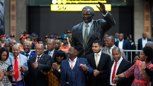 Jacob Zuma, members of the Tambo family & government officials