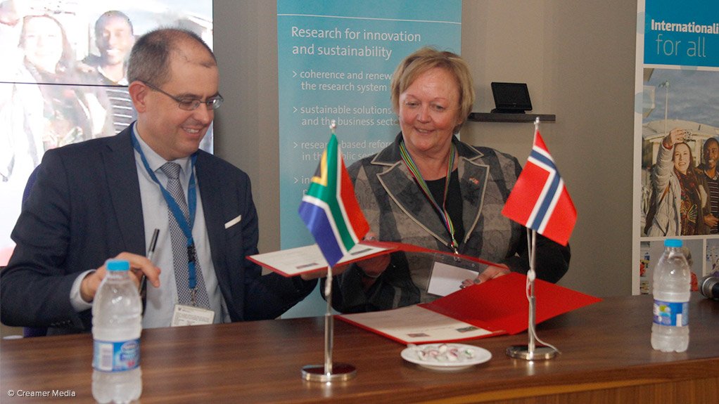 DST International Cooperation and Resources deputy-director-general Daan du Toit and Norwegian Ambassador to South Africa, Botswana, Madagascar and Namibia Trine Skymoen