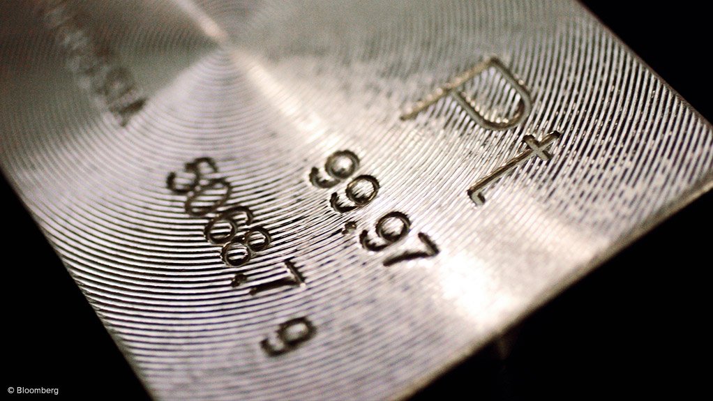 INITIAL PLATINUM INCREASE
The price of platinum is projected to rise this year to $1 038/oz, then decline to an average price of $862/oz