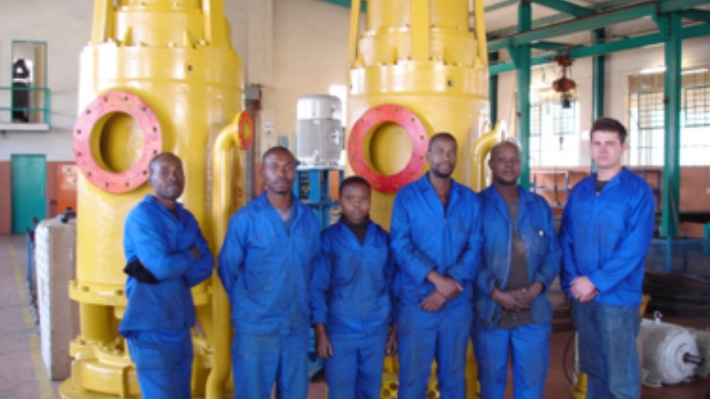 The HAZLETON PUMPS team with two HIPPO Flameproof 
Medium-High Voltage; High Volume; Submersible Slurry Pumps