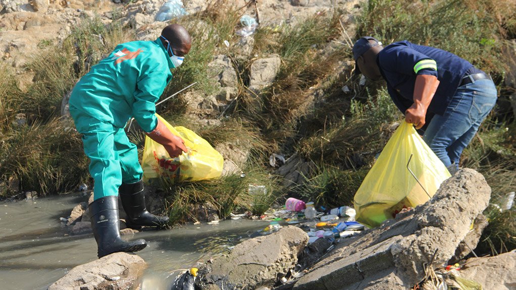 CLEAN-UP Members of the community last month joined hands to clean the Jukskei river where it runs in the vicinity of Alexandra township